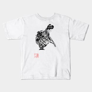 geisha washing hands Kids T-Shirt